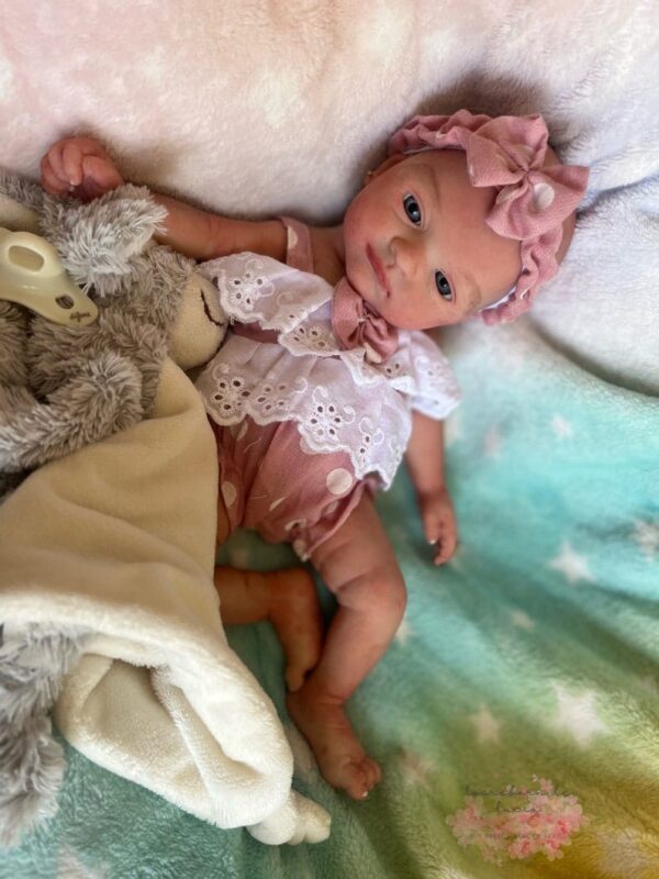 realistic silicone baby dolls Realistic full silicone reborn baby girl doll Isabella with soft skin, hand-painted details, and lifelike newborn expression.
